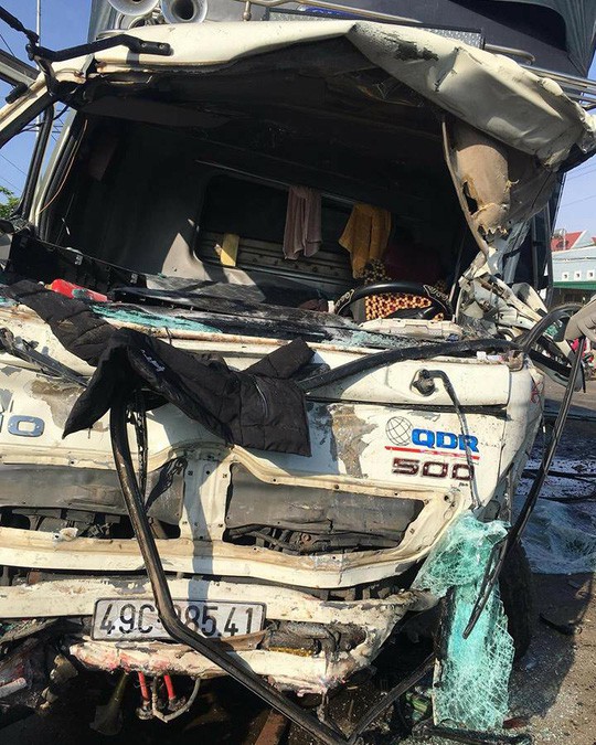 Xe khách và xe tải đối đầu thảm khốc, 10 người thương vong-4
