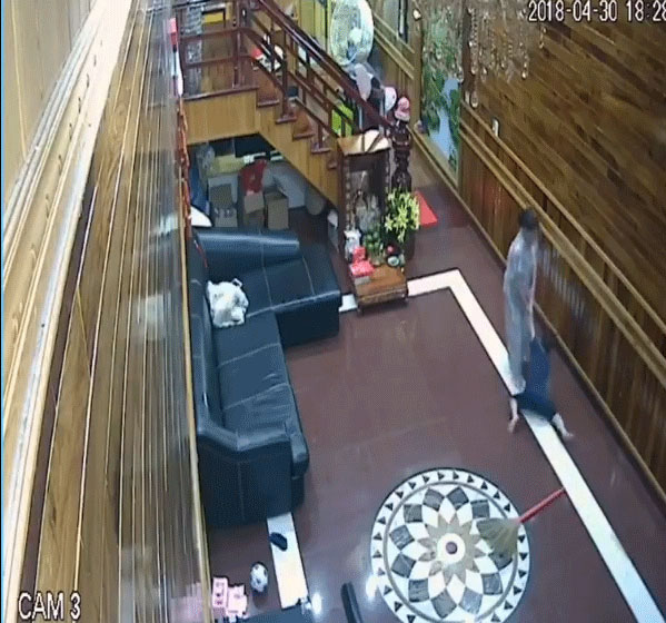 Clip: Mẹ vừa đi khỏi, người giúp việc ở hơn 3 năm đánh bé trai tới tấp bằng cán chổi-2