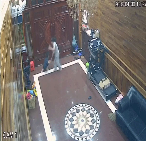 Clip: Mẹ vừa đi khỏi, người giúp việc ở hơn 3 năm đánh bé trai tới tấp bằng cán chổi-1