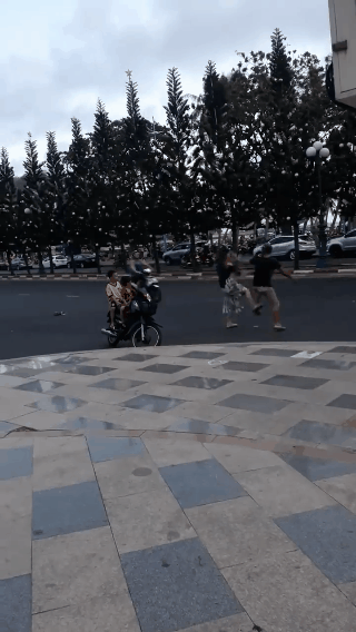 Chồng đánh vợ trên phố, chàng Tây dừng xe can ngăn nhưng đành bỏ đi vì phản ứng sau đó-2