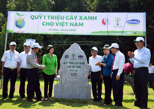 Vinamilk trồng cây, trao sữa tại Cà Mau-4