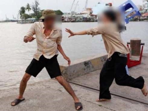 Bị vợ bạo hành, chồng xin ly hôn mong giải thoát 