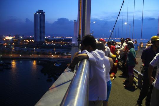 Không ngăn được chồng sắp cưới tự tử, cô gái trẻ ngồi khóc thảm thiết trên cầu-1