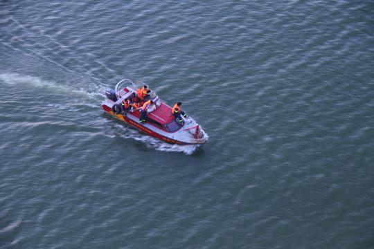 Không ngăn được chồng sắp cưới tự tử, cô gái trẻ ngồi khóc thảm thiết trên cầu-2