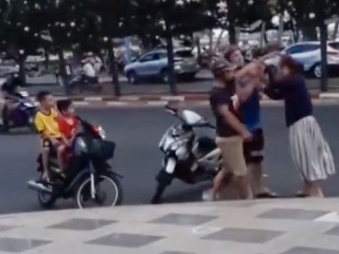 Video: Chồng đánh vợ trên phố, chàng Tây dừng xe can ngăn nhưng đành bỏ đi vì phản ứng sau đó