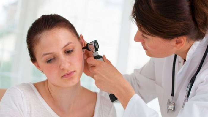 Cảnh báo những nguy hiểm không ngờ của việc dùng tăm bông ngoáy tai hàng ngày-1