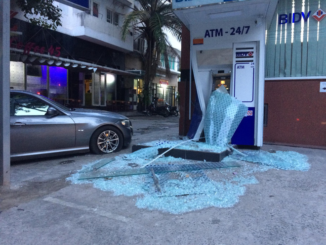 Xế hộp mất lái tông trụ ATM ở Sài Gòn, tài xế thoát chết lái xe chạy thẳng về nhà-1