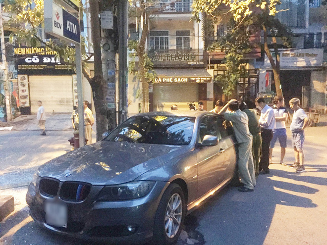 Xế hộp mất lái tông trụ ATM ở Sài Gòn, tài xế thoát chết lái xe chạy thẳng về nhà-2
