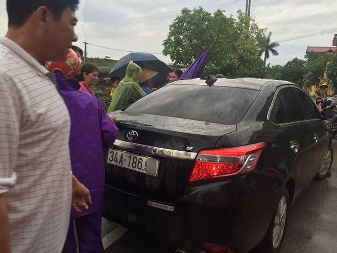 Người đàn ông lạ mặt đi xế hộp bị dân vây bắt vì nghi bắt cóc trẻ giữa ban ngày-1