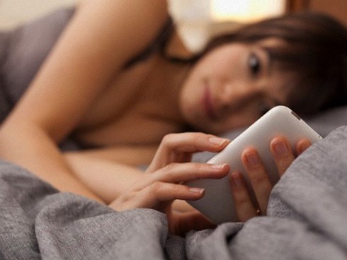 Háo hức lục ba lô của chồng để tìm quà thì tôi bị làm cho chết điếng...