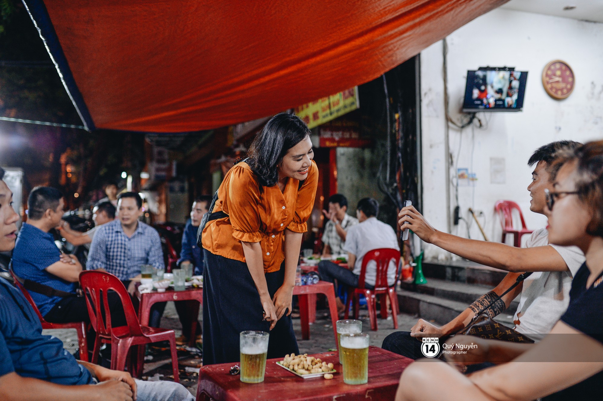 Cuộc sống hiện tại của Nguyệt trong Phía trước là bầu trời: Sáng đi dạy múa, tối về làm chủ quán bia-7