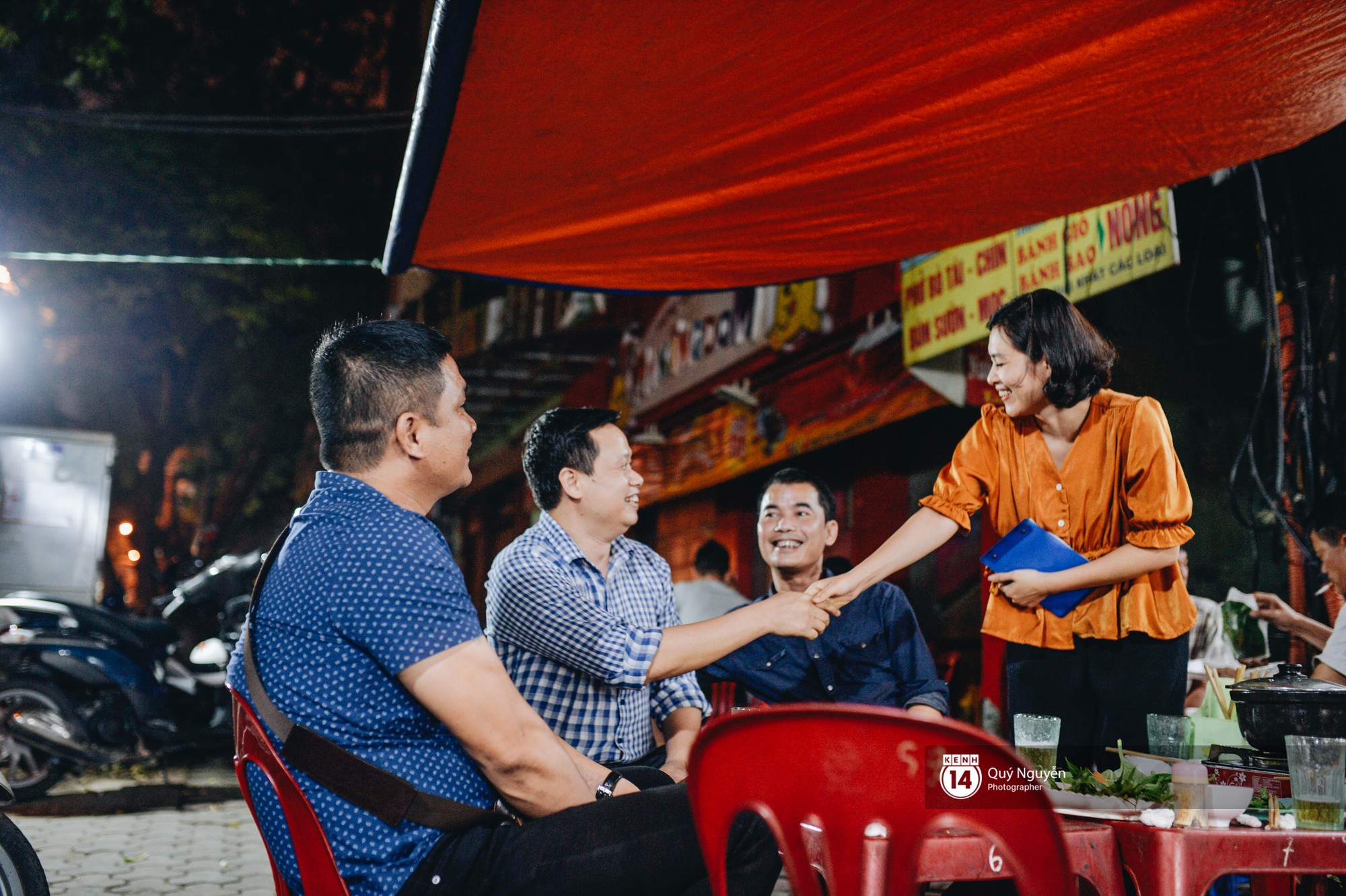 Cuộc sống hiện tại của Nguyệt trong Phía trước là bầu trời: Sáng đi dạy múa, tối về làm chủ quán bia-4