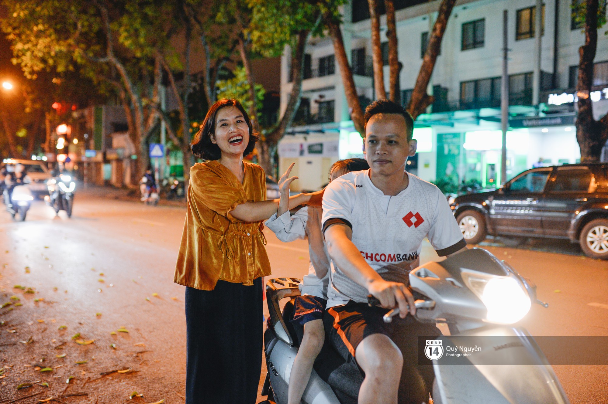 Cuộc sống hiện tại của Nguyệt trong Phía trước là bầu trời: Sáng đi dạy múa, tối về làm chủ quán bia-11