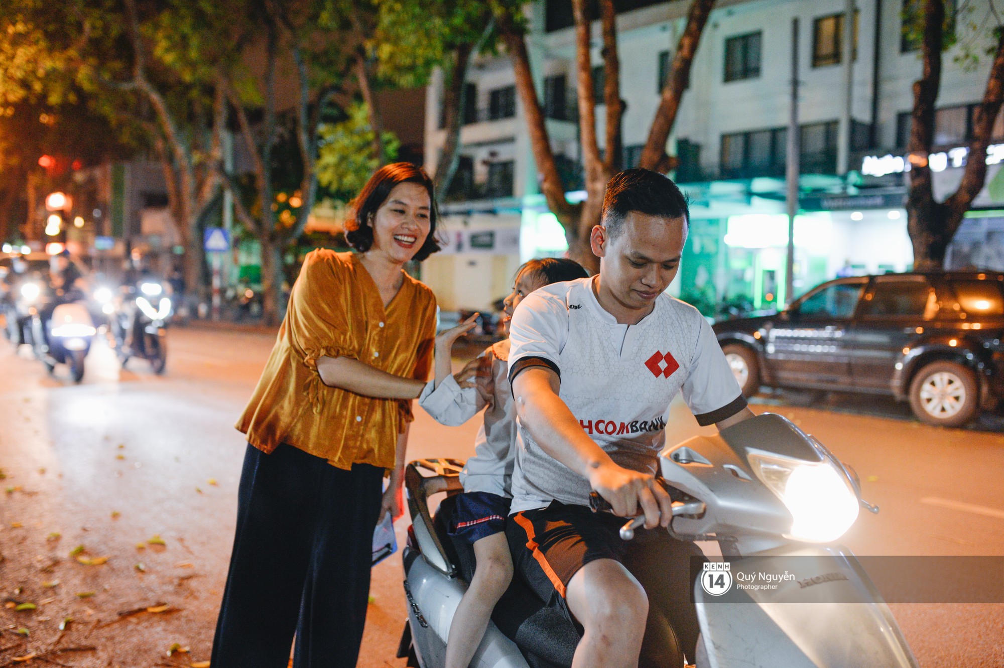 Cuộc sống hiện tại của Nguyệt trong Phía trước là bầu trời: Sáng đi dạy múa, tối về làm chủ quán bia-10