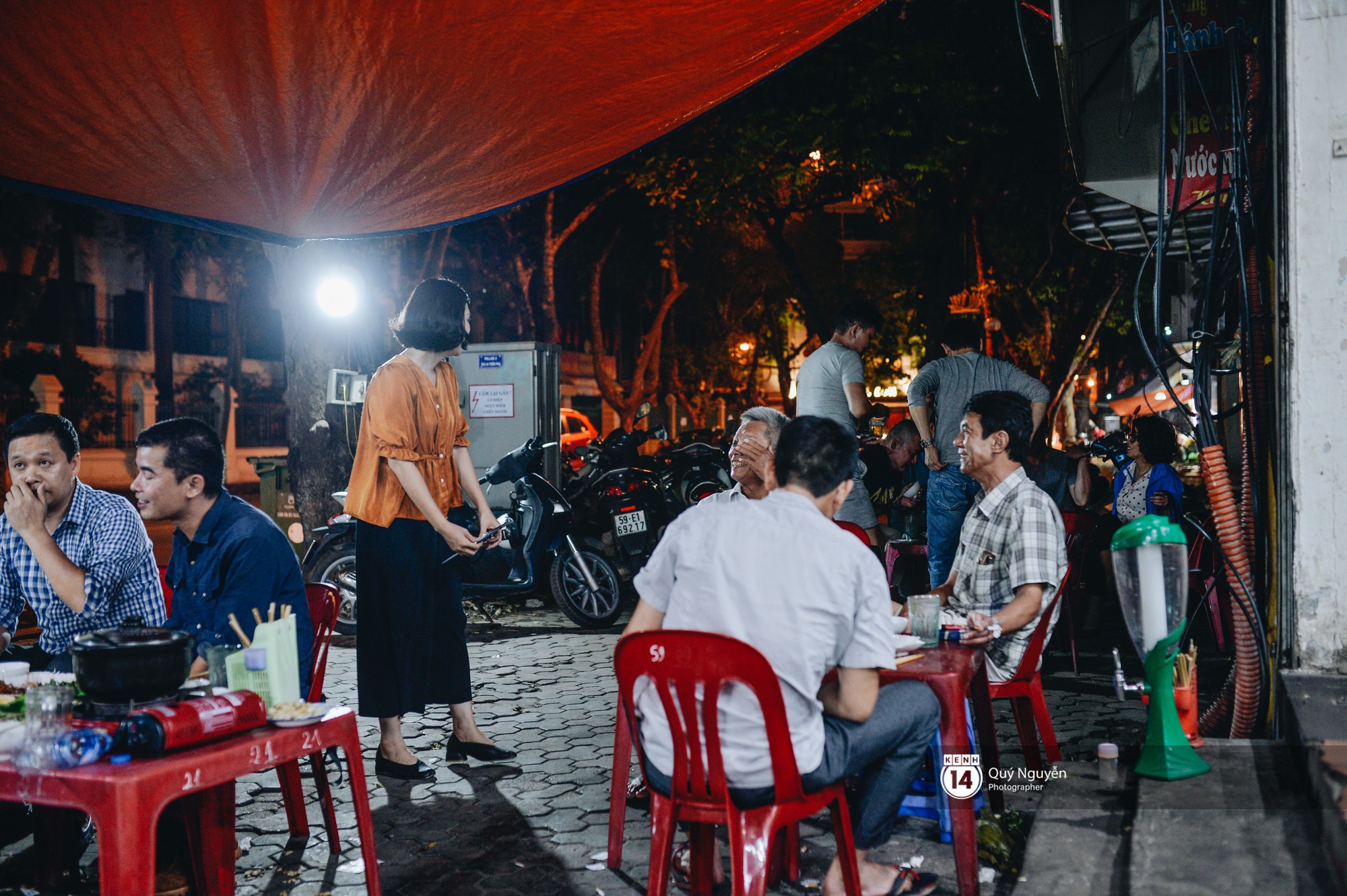 Cuộc sống hiện tại của Nguyệt trong Phía trước là bầu trời: Sáng đi dạy múa, tối về làm chủ quán bia-2