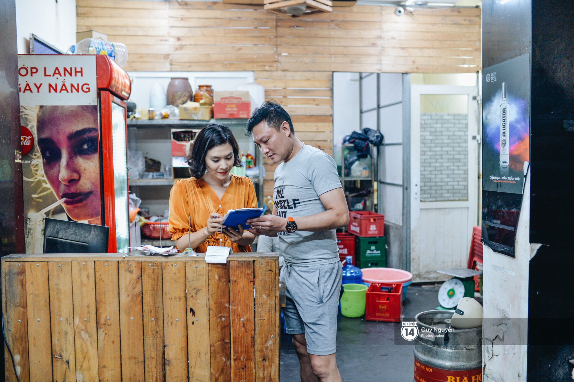 Cuộc sống hiện tại của Nguyệt trong Phía trước là bầu trời: Sáng đi dạy múa, tối về làm chủ quán bia-9