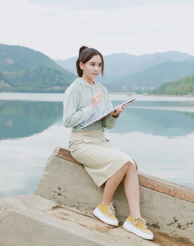Dù đã 30 tuổi lại có vóc dáng nhỏ nhắn, nàng Song Hye Kyo” Thái Lan vẫn diện đồ đẹp hết chỗ chê-5