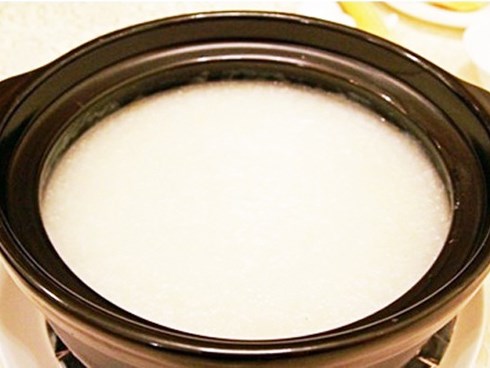 3 người trong gia đình nguy kịch sau khi ăn cháo, nghi án bị đầu độc