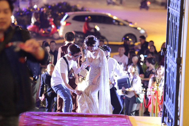 Chắc mẩm váy dài cả mét sẽ quét sạch thảm đỏ, nào ngờ các sao nữ này tự đẩy mình vào cảnh ê chề-1