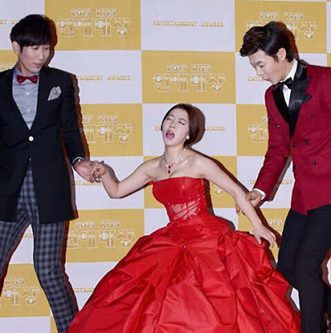 Chắc mẩm váy dài cả mét sẽ quét sạch thảm đỏ, nào ngờ các sao nữ này tự đẩy mình vào cảnh ê chề-7