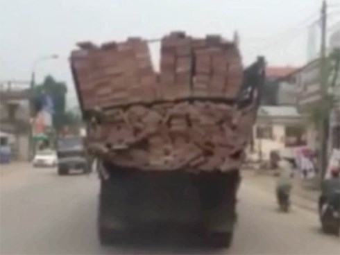 Thái Nguyên: Xe tải chở gạch theo phong cách làm xiếc thăng bằng khiến bà con sợ hãi né xa