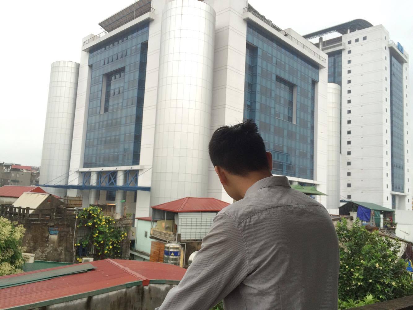 Tiệc sinh nhật lạ lùng của quý bà khiến nam tiếp viên karaoke tái mặt-3