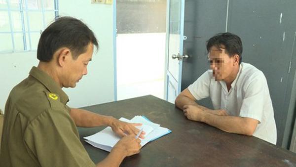 Nghi vợ sắm điện thoại xịn theo trai, chồng đánh và kéo lê vợ ở chợ-2