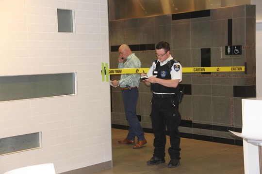 Chui vào nhà vệ sinh nữ, chàng trai chết thảm vì mắc kẹt-2