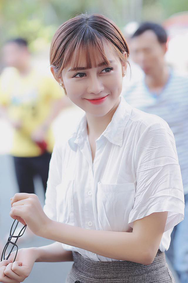 Dân tình đối đầu khi xem clip cô gái Việt vô tư chỉnh áo ngực trước cửa kính ô tô hút 10 triệu view-4