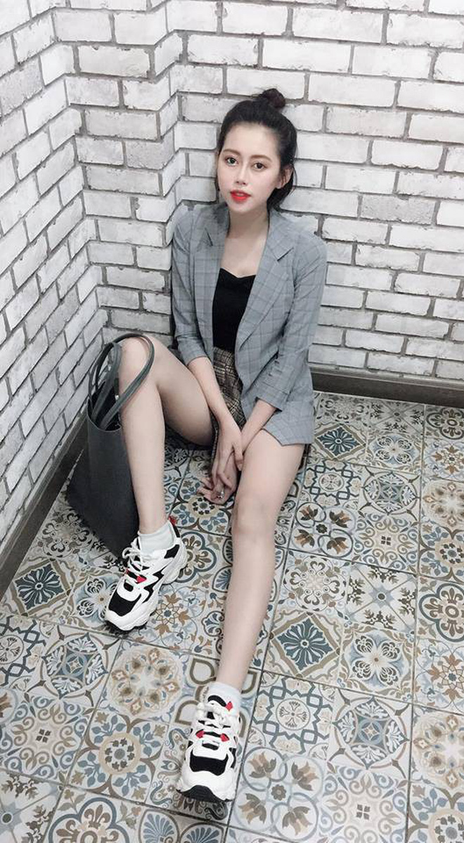 Dân tình đối đầu khi xem clip cô gái Việt vô tư chỉnh áo ngực trước cửa kính ô tô hút 10 triệu view-5