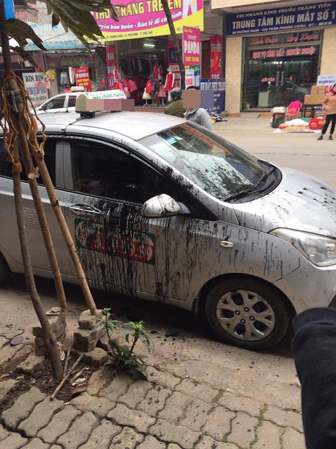 Vừa chạy đi 5 phút để gọi bạn gái, quay về đã thấy ô tô bị tặng chai mắm tôm pha sơn đen-1
