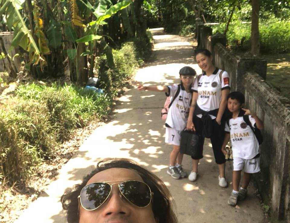 Mặc scandal bị Phạm Lịch tố gạ tình, vợ chồng Phạm Anh Khoa vui vẻ đưa hai con đi chơi-3