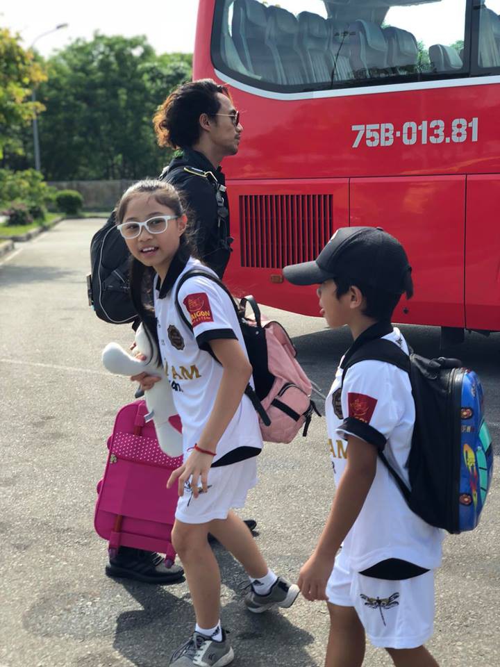 Mặc scandal bị Phạm Lịch tố gạ tình, vợ chồng Phạm Anh Khoa vui vẻ đưa hai con đi chơi-4