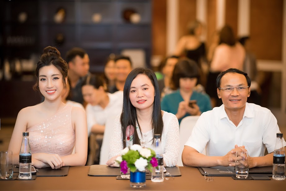 Mỹ Linh khoe nhan sắc mong manh sau khi lọt top 64 Hoa hậu đẹp nhất-9