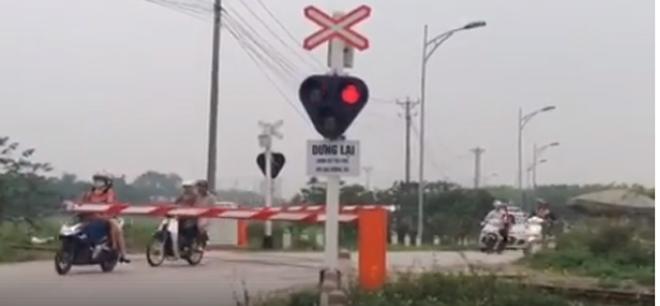 Clip: Hãi hùng đoàn quân” Ninja Lead vượt tín hiệu đèn đỏ đường tàu, bất chấp tính mạng-1