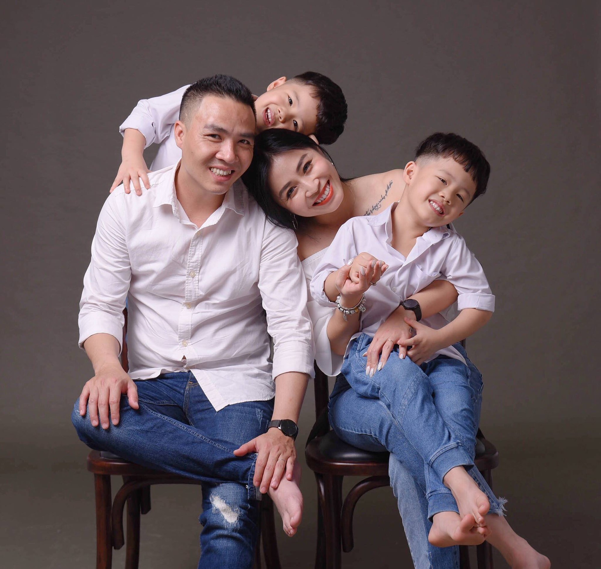 Hé lộ cuộc sống gia đình ấm áp của những Biên tập viên, MC nổi tiếng VTV-22