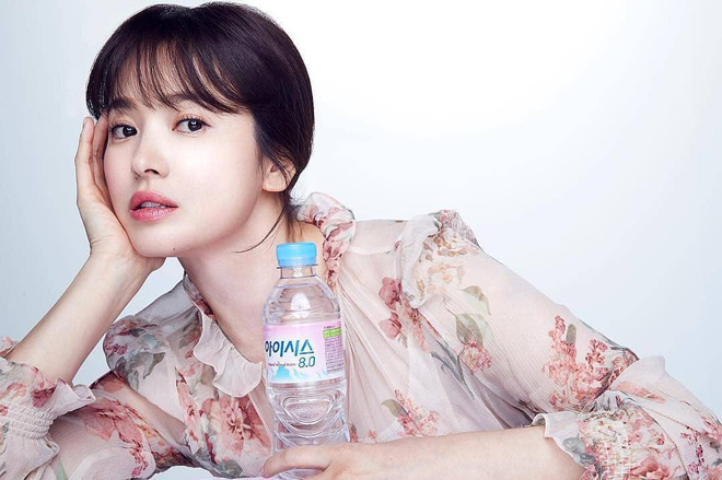 Cơn sốt của chiếc váy hoa quốc dân: Đến cả Song Hye Kyo cũng chọn mặc để đóng quảng cáo đây này!-1