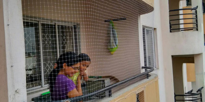 Chơi đùa ở ban công cơi nới trên tầng 4, bé trai 5 tuổi rơi xuống đất tử vong-2