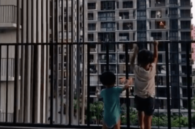 Chơi đùa ở ban công cơi nới trên tầng 4, bé trai 5 tuổi rơi xuống đất tử vong-1