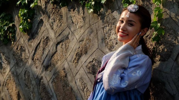Vân Hugo xinh như gái Hàn khi mặc Hanbok-4