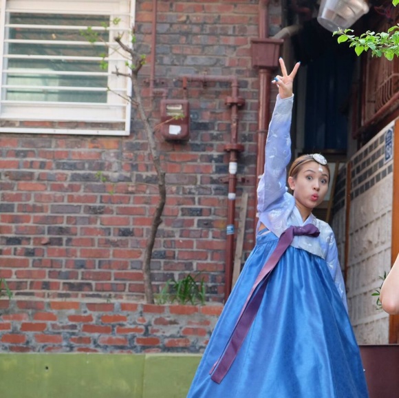 Vân Hugo xinh như gái Hàn khi mặc Hanbok-5