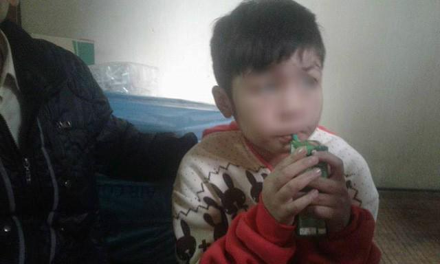 Bé trai ở Hà Nội bị bố và mẹ kế bạo hành đến gãy xương sườn giờ ra sao?-1