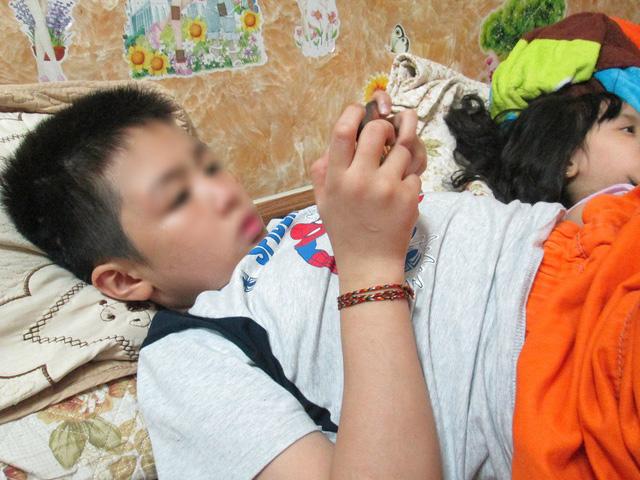 Bé trai ở Hà Nội bị bố và mẹ kế bạo hành đến gãy xương sườn giờ ra sao?-2