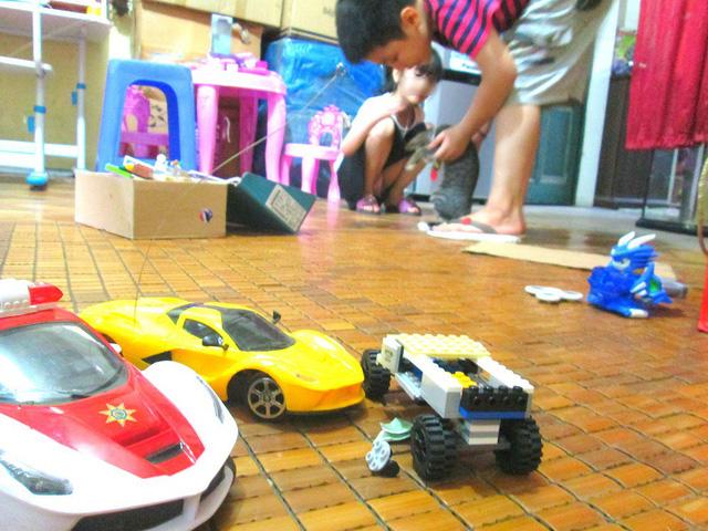 Bé trai ở Hà Nội bị bố và mẹ kế bạo hành đến gãy xương sườn giờ ra sao?-3