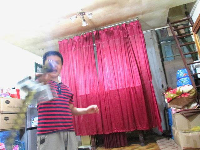 Bé trai ở Hà Nội bị bố và mẹ kế bạo hành đến gãy xương sườn giờ ra sao?-4