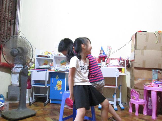 Bé trai ở Hà Nội bị bố và mẹ kế bạo hành đến gãy xương sườn giờ ra sao?-5