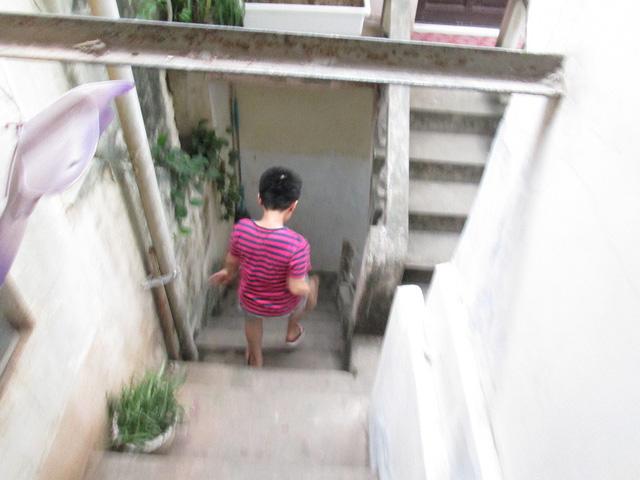 Bé trai ở Hà Nội bị bố và mẹ kế bạo hành đến gãy xương sườn giờ ra sao?-7