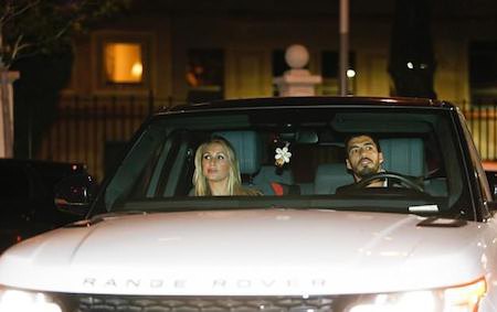 Giành cú đúp danh hiệu, cầu thủ Barcelona dẫn cả vợ con đi quẩy”-3