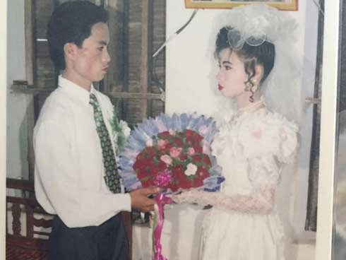 Dân tình lại đồng loạt khoe ảnh cưới của bố mẹ ngày xưa, giản dị mà đầy ắp kỷ niệm
