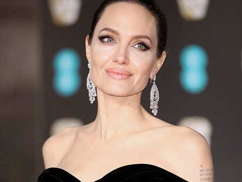 Đã 43 tuổi mà vẫn sở hữu làn da đẹp, hóa ra Angelina Jolie chỉ nhờ cậy đến những bí kíp này